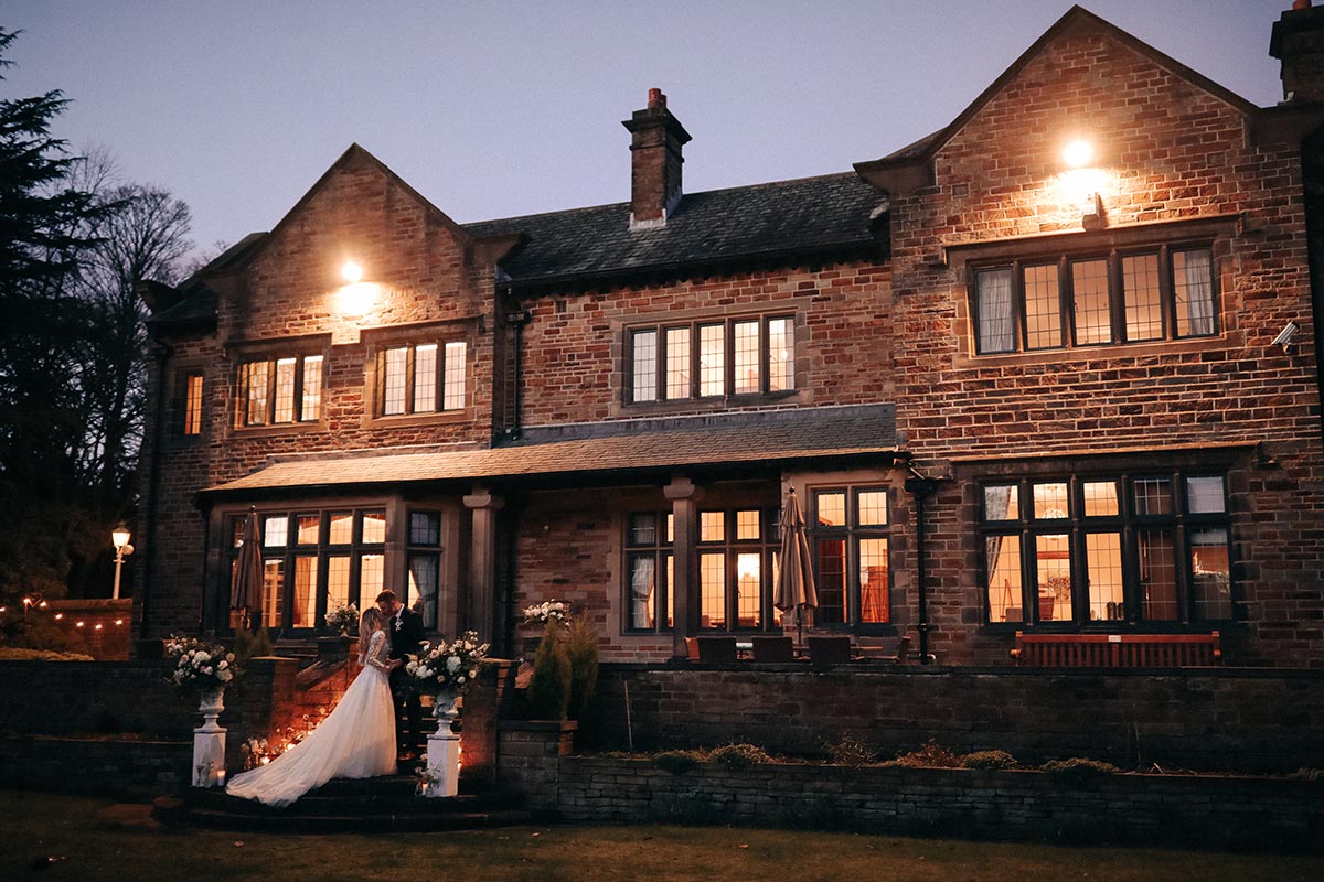 southwood-halifax-wedding-venue-evening-couple-outside-southwood-manor